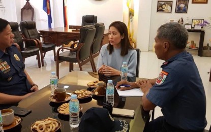 <p><strong>PEACE AND ORDER MEETING.</strong> Regional Peace and Order Council (RPOC) Chairperson and Samar Governor Sharee Ann Tan discusses the RPOC's priority programs with Philippine National Police (PNP) Regional Director Chief Supt. Mariel Magaway and Samar PNP Director Sr. Supt. Nicolas Torre<em>. (Photo from FB page of Gov. Ann Tan)</em></p>